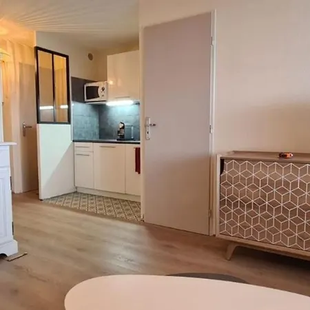 Apartment With Swimming Pool Near The Sea
